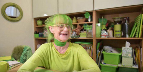 [视频]美国“绿夫人”痴迷绿色20年 吃穿住行全是绿色