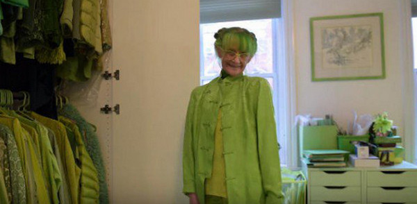 [视频]美国“绿夫人”痴迷绿色20年 吃穿住行全是绿色
