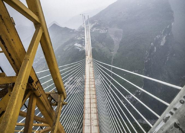 [视频]小伙爬上世界最高大桥向女友求婚