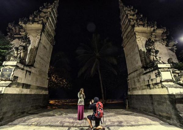 [视频]小伙爬上世界最高大桥向女友求婚