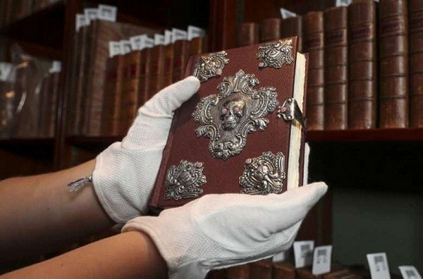 [视频]罗琳童话集手抄本以近37万英镑拍卖