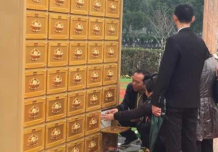 [视频]上海推出“电梯墓”每穴12800元 保证50年不腐