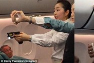 [视频]男子飞机上闹事袭击空姐 美“情歌王子”相助将其制服
