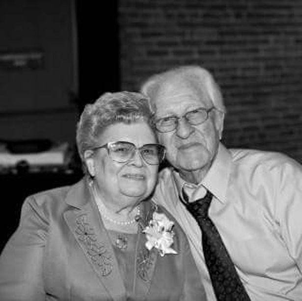 [视频]64年夫妻病床上牵手 同天辞世