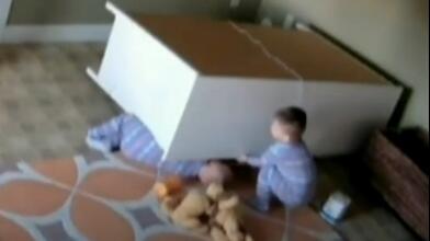 [视频]美国：储物柜倒塌 男童勇救兄弟