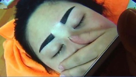 [视频]美女去纹眉结果变“关公” 画风诡异如刀切