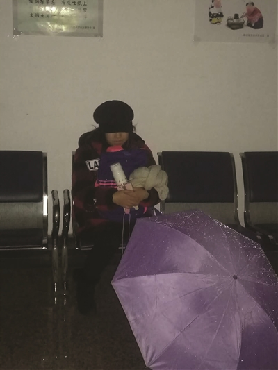 [视频]暖心的等待 民警爸爸因执勤爽约 女儿苦等4小时