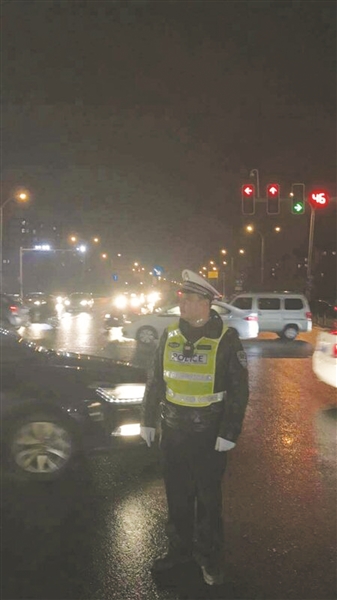 [视频]暖心的等待 民警爸爸因执勤爽约 女儿苦等4小时