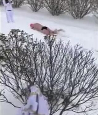 [视频]冬泳已不稀奇 现在流行的是“雪泳”