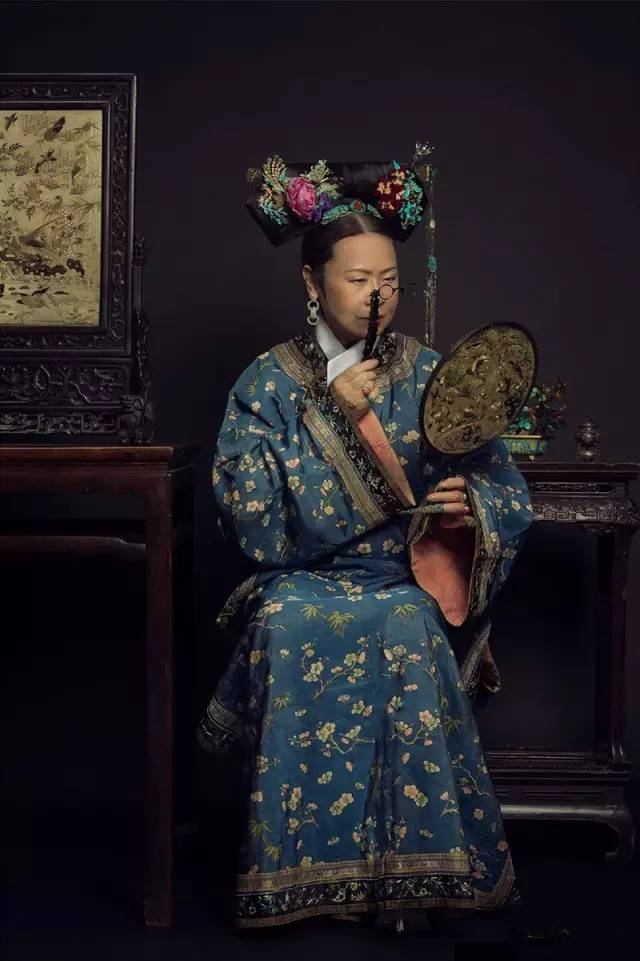 [视频]“95后”帅哥给外婆拍了组爆红的清宫照