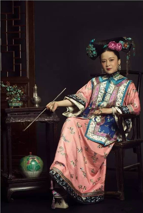 [视频]“95后”帅哥给外婆拍了组爆红的清宫照