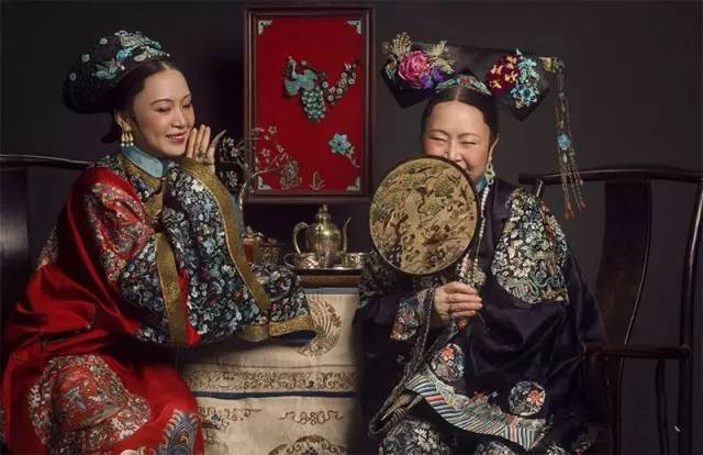 [视频]“95后”帅哥给外婆拍了组爆红的清宫照