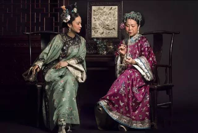 [视频]“95后”帅哥给外婆拍了组爆红的清宫照