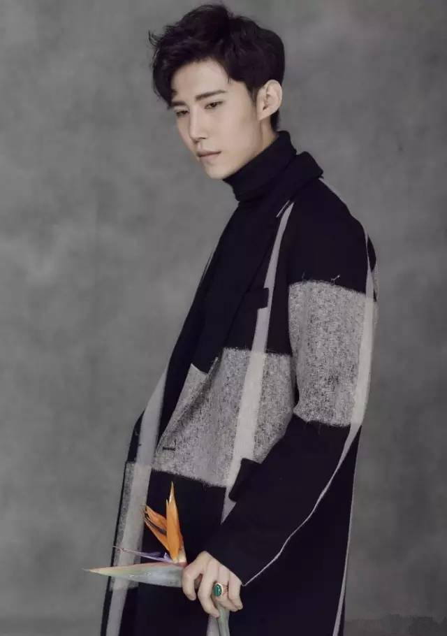 [视频]“95后”帅哥给外婆拍了组爆红的清宫照