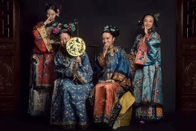 [视频]“95后”帅哥给外婆拍了组爆红的清宫照