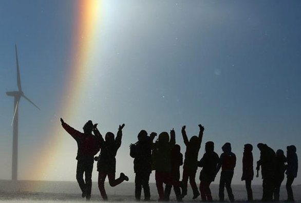 [视频]难得景致！内蒙古锡林浩特锡现“雪原彩虹”