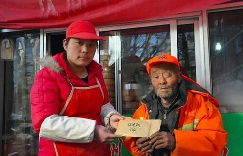 [视频]暖心 环卫工弄丢三个月工资 网友凑钱假装捡到归还