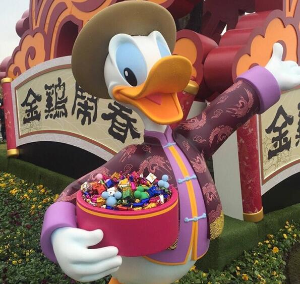 [视频]上海迪士尼唐老鸭手中装饰糖果 三天被游客抠光
