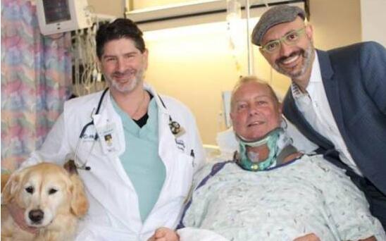 [视频]主人雪地摔倒瘫痪在地 狗狗趴他身上暖20小时救其命