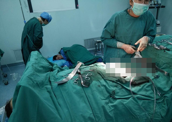 [视频]安徽芜湖：58岁医生连做7台手术累倒在手术室