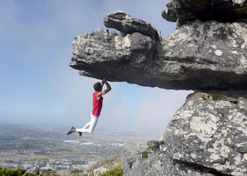 [视频]南非15岁小伙峭壁边缘倒挂 令人胆颤