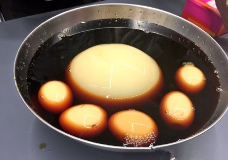 [视频]网友晒鸵鸟蛋拉面 只见鸟蛋没有面