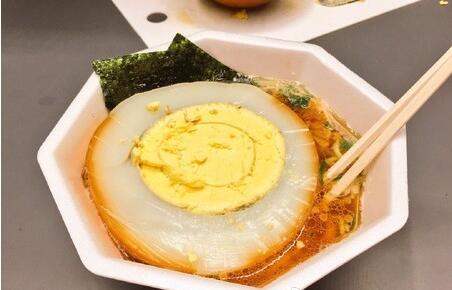 [视频]网友晒鸵鸟蛋拉面 只见鸟蛋没有面