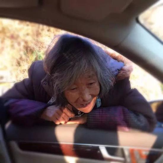 [视频]《人民网》：母亲的眼神 不舍的道别