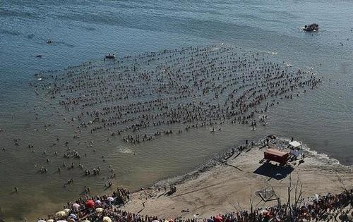 [视频]阿根廷近2000人湖上集体漂浮 刷新世界纪录