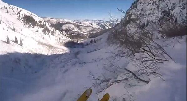 [视频]滑雪者坠落46米深崖 雪堆救命毫发无损