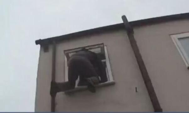 [视频]英国：窗户夹住小偷 悬空等待救援