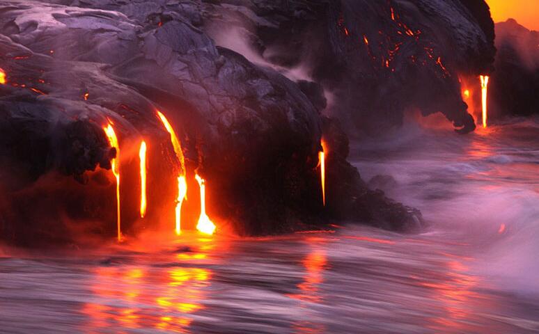 [视频]夏威夷：滚滚熔岩跃入海 景象壮观