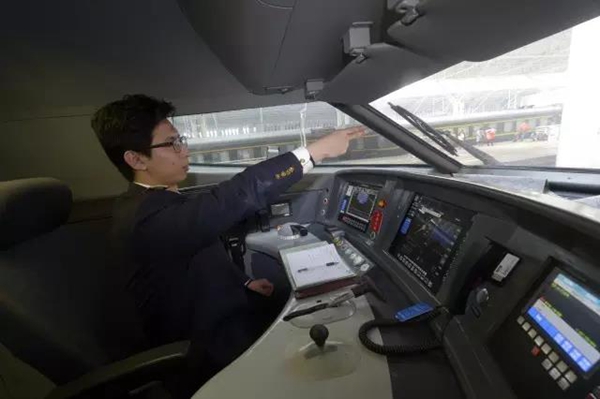 [视频]厉害了这家人 祖孙三代56年开遍中国火车