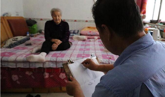 [视频]泪目！画200余幅速写 留住母亲生前细节