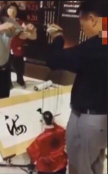 [视频]艺人手艺高 操纵线偶写毛笔字