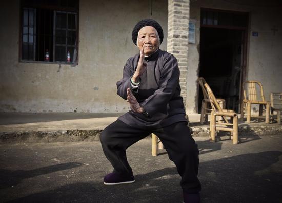 [视频]94岁“功夫奶奶”：习武90年曾单挑恶霸