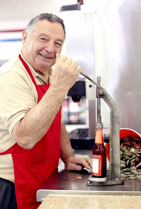 [视频]美70年汽水老店售700种饮品成游览景点