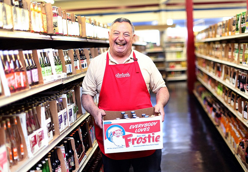[视频]美70年汽水老店售700种饮品成游览景点