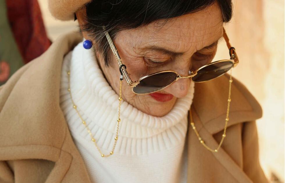 [视频]95后孙女为奶奶拍写真 让奶奶重返17岁