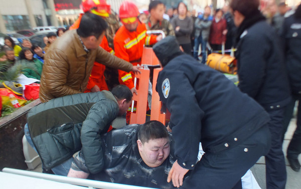 [视频]440斤重男子摔倒 20人努力2小时没扶起来