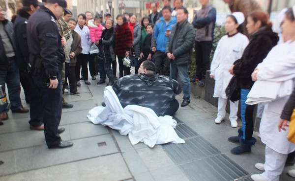 [视频]440斤重男子摔倒 20人努力2小时没扶起来