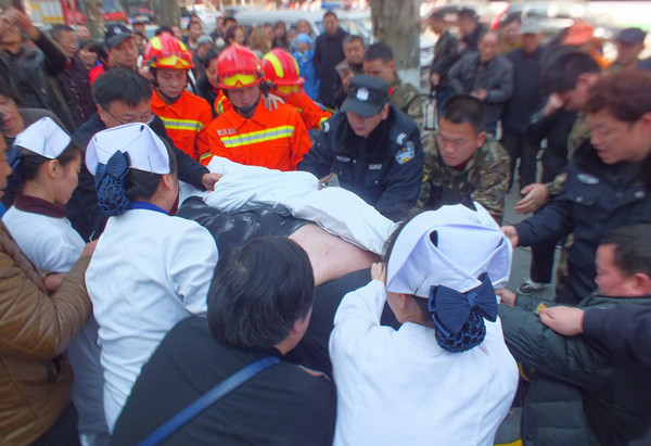 [视频]440斤重男子摔倒 20人努力2小时没扶起来