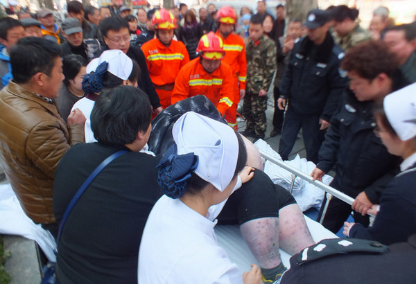 [视频]440斤重男子摔倒 20人努力2小时没扶起来