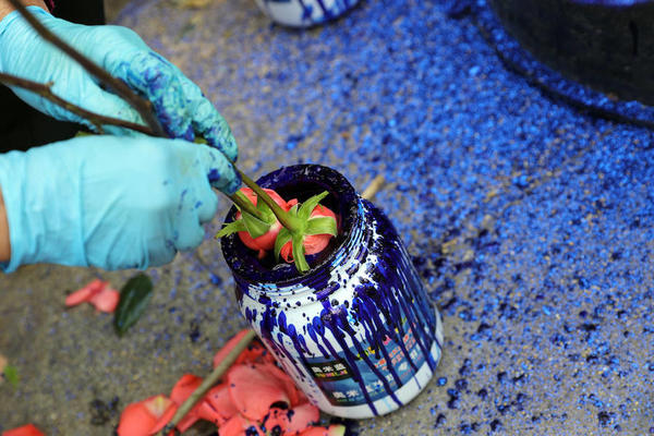 [视频]注意！你送女友的高价“蓝色妖姬”或是这样做出的