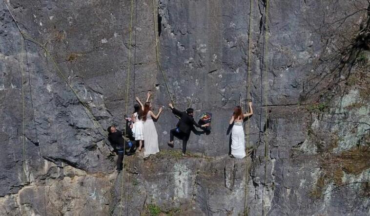 [视频]攀岩情侣悬崖拍婚纱照迎情人节