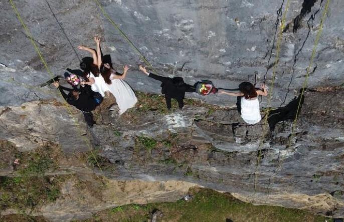 [视频]攀岩情侣悬崖拍婚纱照迎情人节