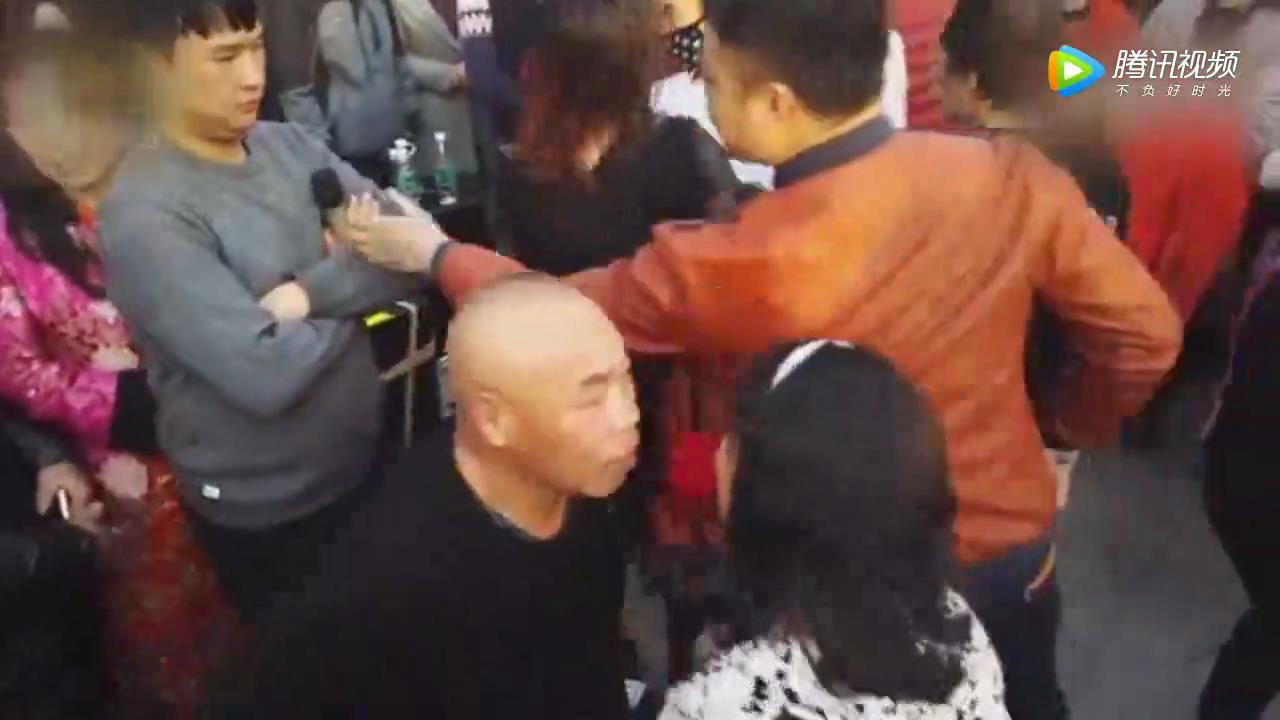 [视频]最强尬舞！郑州大叔大妈开创“打架舞”
