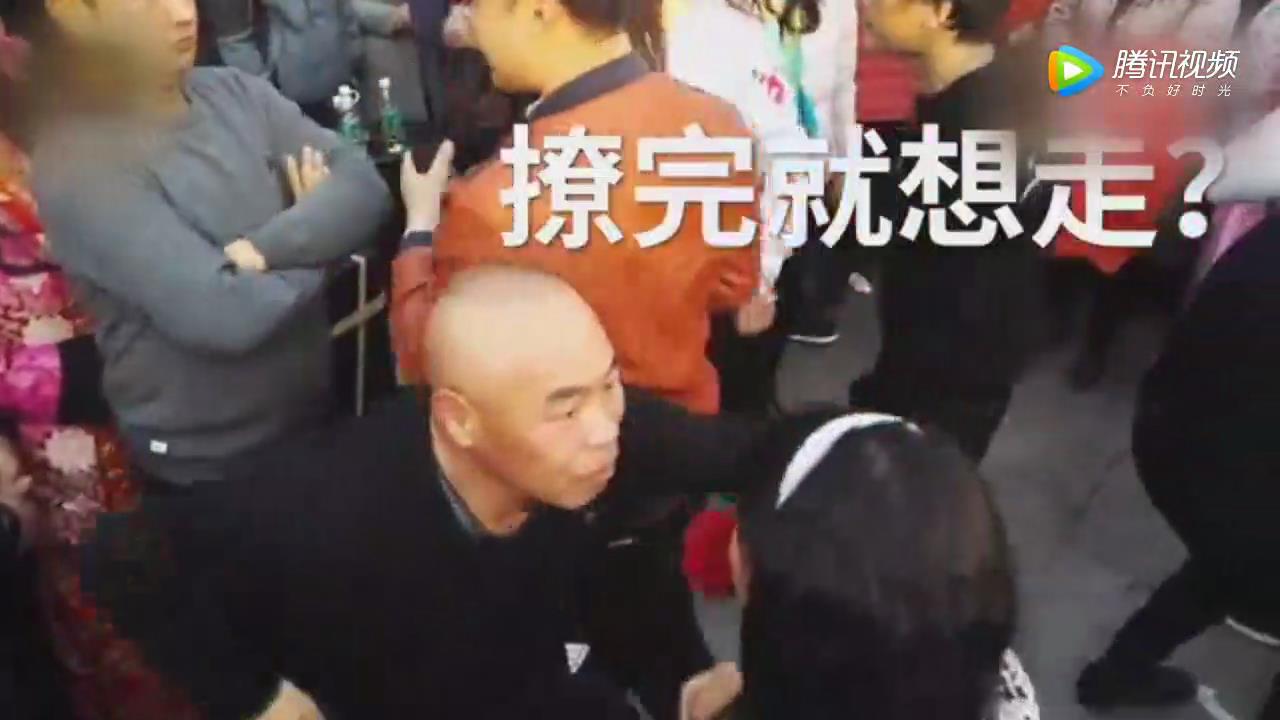 [视频]最强尬舞！郑州大叔大妈开创“打架舞”