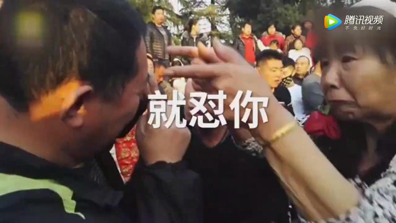 [视频]最强尬舞！郑州大叔大妈开创“打架舞”