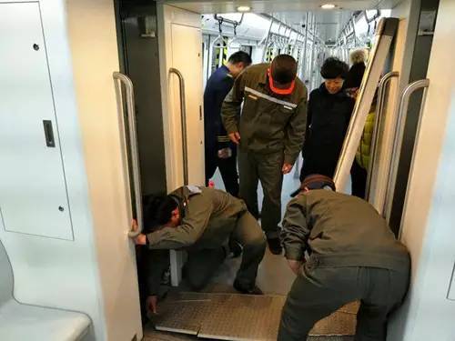[视频]地铁连拆7节车厢连接处 帮助乘客找回手机